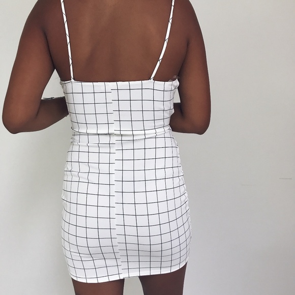 🆕 Aria - White Surplice Bodycon Mini Dress - Picture 4 of 4